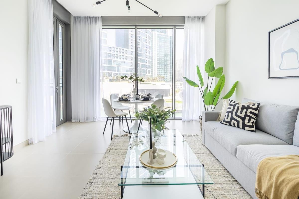Frank Porter - 5242 Emaar Tower Apartment *
