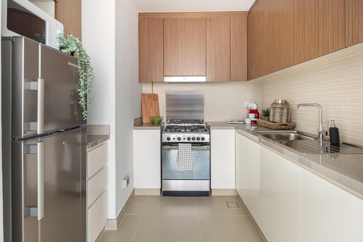 Frank Porter - 5242 Emaar Tower Apartment