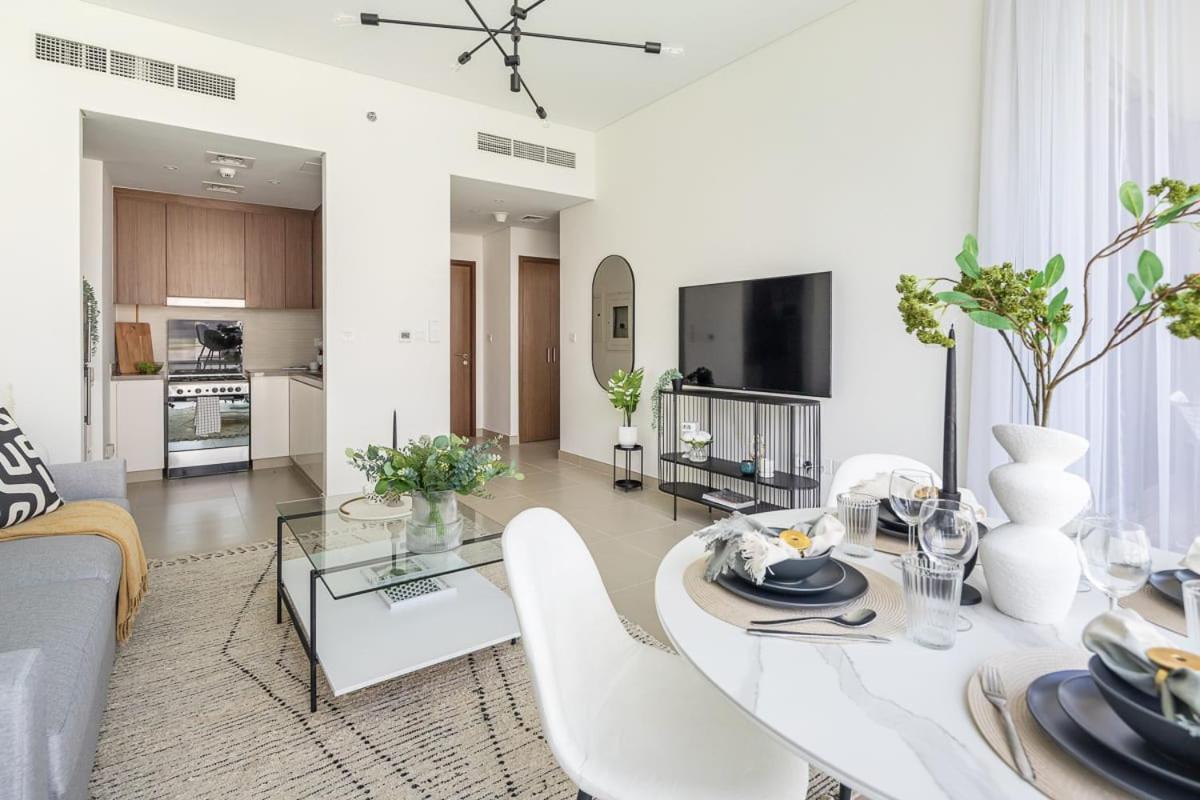 Frank Porter - 5242 Emaar Tower Apartment *